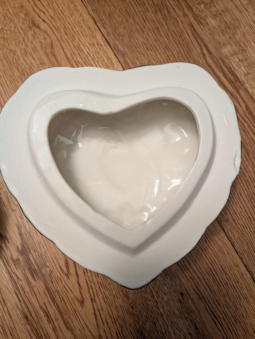 Heart-Shaped Ceramic Trinket Box with Pink Roses & Green Leaves, Quilted Design